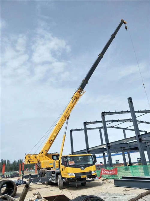 衡东县超高层建筑钢结构吊装案例